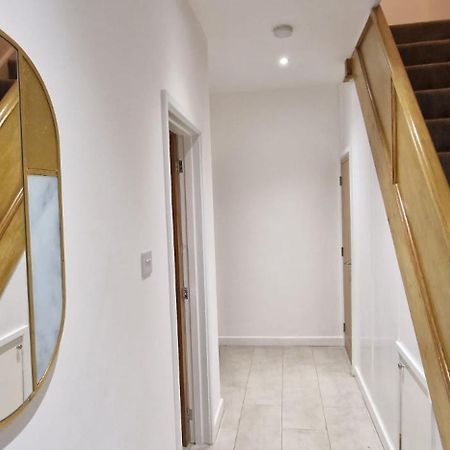 Shm Stays Leicester. Newly Renovated!! 15 Min Drive From City Centre, University. 9 Min Drive To Leicester City Stadium, 5 Min Drive To M1 & M69. 2 Min Walk To Bus Stop. Екстер'єр фото
