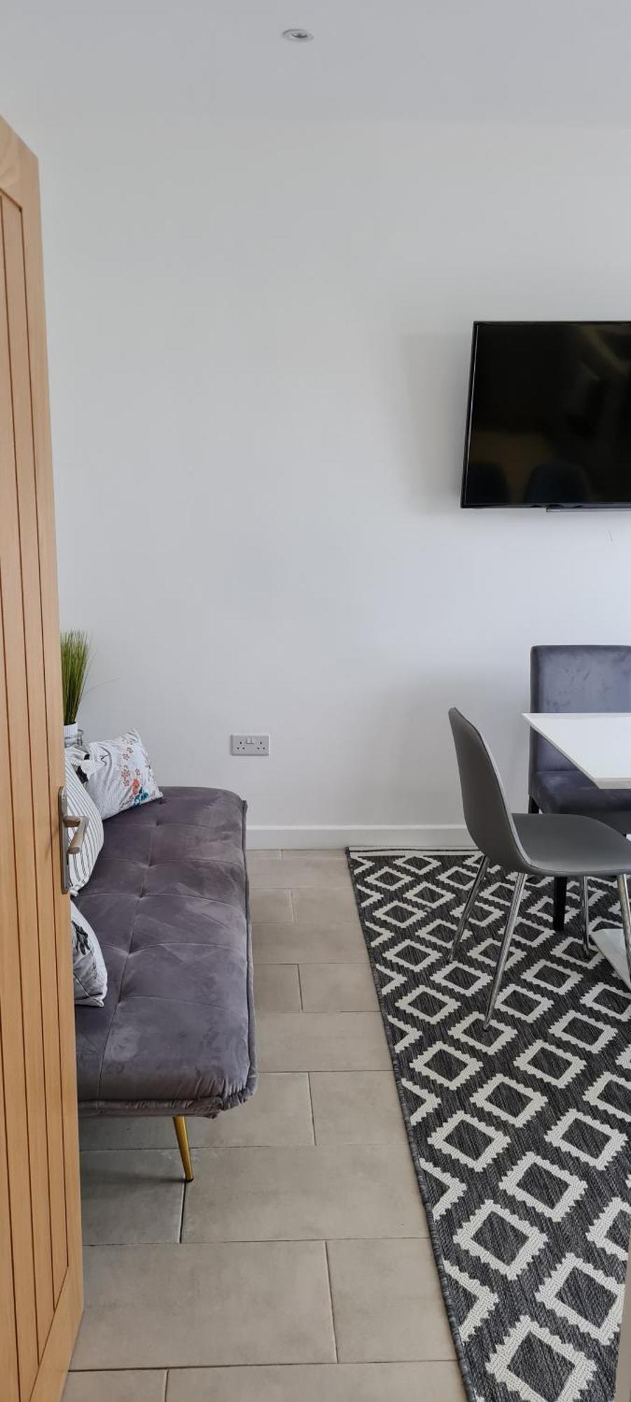 Shm Stays Leicester. Newly Renovated!! 15 Min Drive From City Centre, University. 9 Min Drive To Leicester City Stadium, 5 Min Drive To M1 & M69. 2 Min Walk To Bus Stop. Екстер'єр фото
